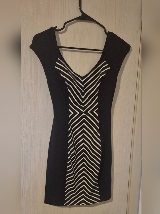 Guess Dresses & Skirts - GUESS Los Angeles Black & White Chevron Dress | Size XS